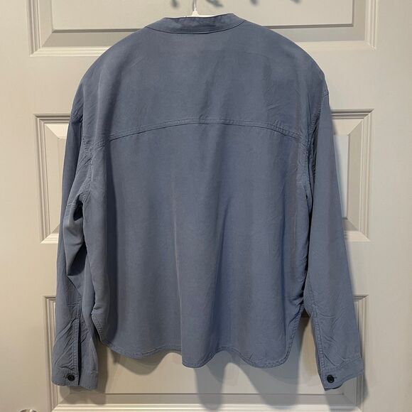 Everlane Washable Silk Henley in blue, size 8 - Picture 2 of 7